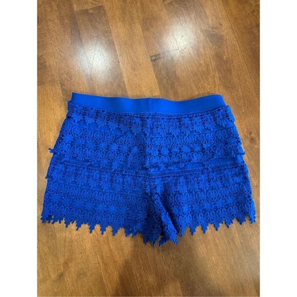 Woman’s express lace shorts, size medium - Picture 3 of 4